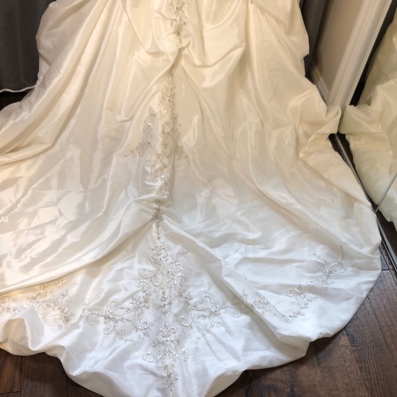 Alfred Angelo sweetheart bridal gown - Picture 6 of 11